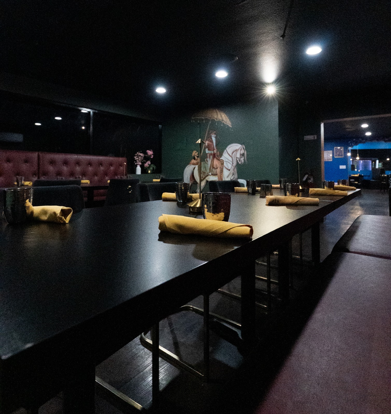 Gold napkins, dark tables